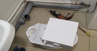 Установка напольного унитаза в Туймазах: монтаж под ключ от СантехДомТмз от 5288 рублей.